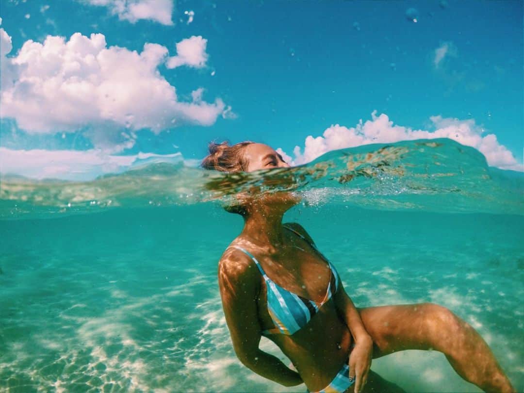 ユミ さんのインスタグラム写真 - (ユミ Instagram)「Have a nice weekend ☀﻿ ﻿ ﻿ 水中でめちゃくちゃ笑ってる👏🏽🤣﻿ スーパー自然体のやつ👏🏽😂✨﻿ ポーズも手の形も、なんかスキな一枚🤣❤️ ﻿ ﻿ ﻿ ﻿  #inthesea#sea#ocean﻿ #islandlife#islandvibes﻿ #happyweekend#swim #funny#comical﻿ #natural﻿#lol」11月15日 9時57分 - yuminchu1029