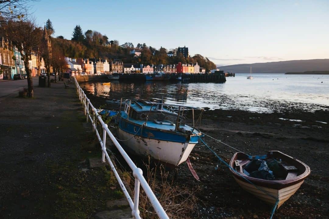 National Geographic Travelさんのインスタグラム写真 - (National Geographic TravelInstagram)「Photo by @max.lowe I Boats sit at low tide in the tiny town of Tobermory on the Isle of Mull. Tucked away in the quiet northwestern corner of Scotland, the Hebrides are home to some of the most charmingly wild landscapes you can find in the U.K. and some of the most romantically quaint communities of people living close to the sea. To see more images of Scotland follow @max.lowe.」11月15日 10時04分 - natgeotravel