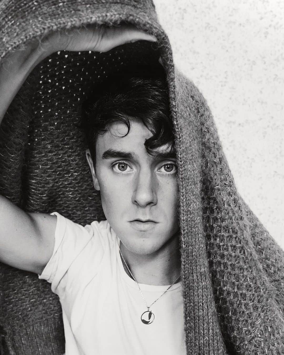 コナー・フランタのインスタグラム：「playing around with self-portraits in my studio #ad 🎞」