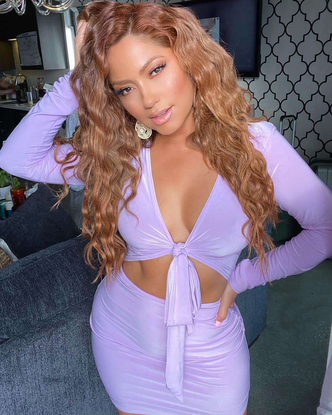 ジェシカ・バーチアーガのインスタグラム：「🦄 Black Friday countdown is on! @prettylittlething cyber promotions start this week girls! PLT are offering 50 gorgeous styles for just $10 each! keep checking the website for promo’s every day 💘  Dress: @prettylittlething  Hair: @peterhairbh  Makeup: @antonioglam」