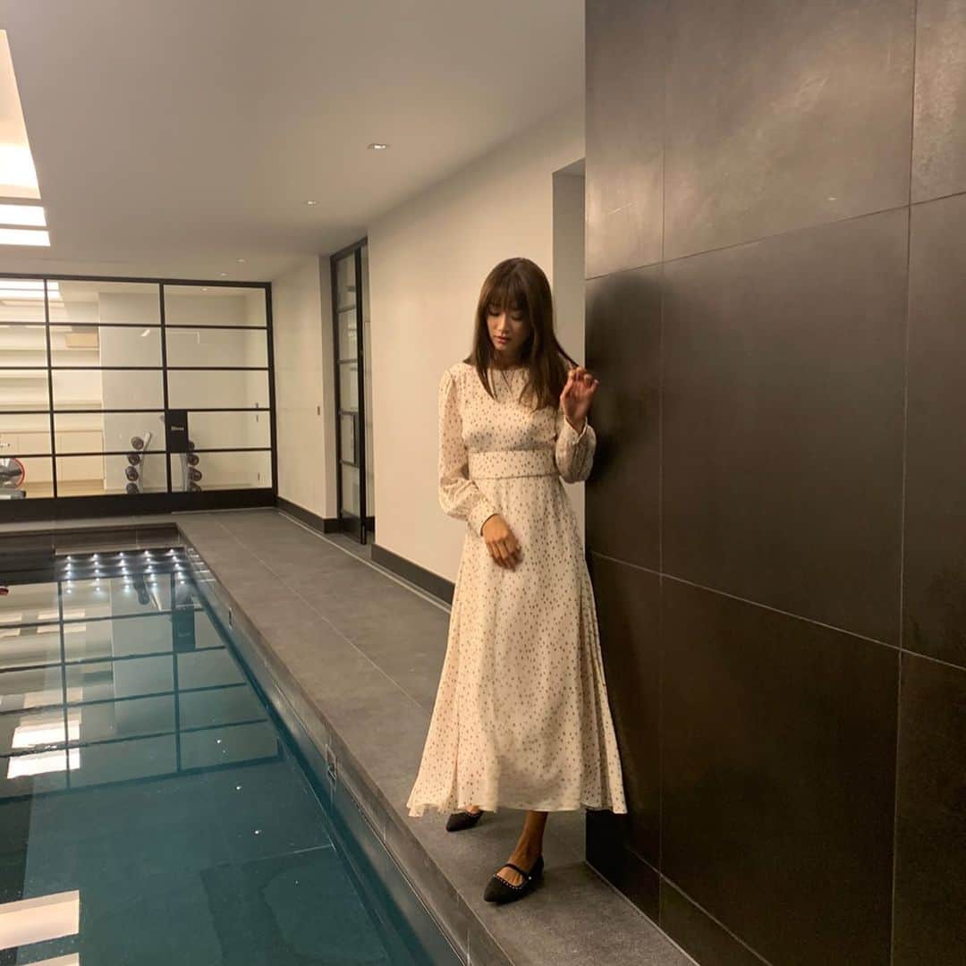 ヨンアさんのインスタグラム写真 - (ヨンアInstagram)「12月はキラキラしたい日が沢山のために いつも特別な洋服を準備してて、ただ普段にも着れるのにしてみようと！後ろに生地を付け外しが出来るので昼と夜のシーンによってステキな着こなしが出来るよ！とても気に入ってるワンピースです！ 一緒にキラキラしようね💋今日発売だそうです！ 　@coel_y」11月15日 10時14分 - youn1029