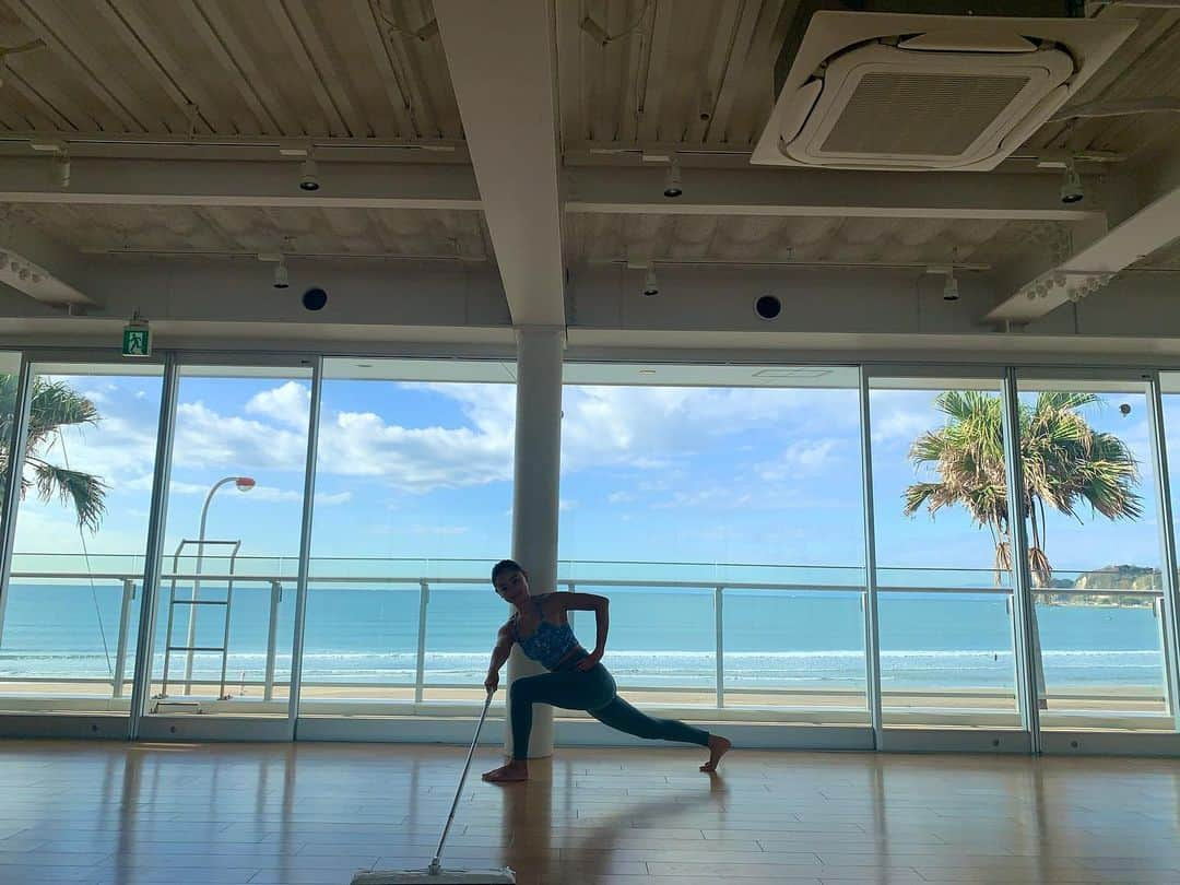 高松いくさんのインスタグラム写真 - (高松いくInstagram)「大好きなお掃除Time🧹 #クイックルワイパーyoga  皆さんが帰られた後に こんな感じで心を込めて 床を🧹拭き拭き踏み込んで捻る✨  #ヨガスタジオ #掃除中  #yoga #studio #kamakura #sea  #湘南　#gypsea #clean  ふざけてません 真剣に楽しんでます🌈」11月15日 10時16分 - iku_takamatsu_trip_sup_yoga