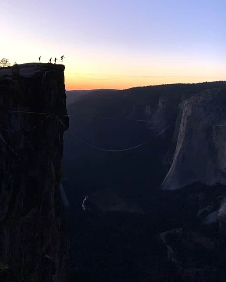 Travis Burkeのインスタグラム：「CRAZY rope swing into Yosemite Valley. Such a fun day highlining and so awesome to see @kweaver_ jump at sunset!  Would you do it?!? 😅」