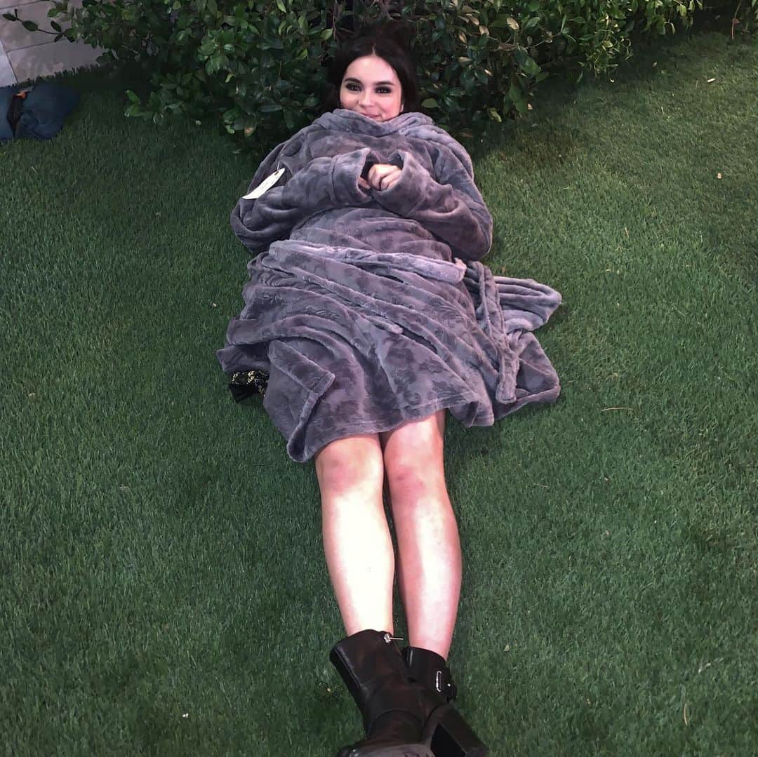 ランドリー・ベンダーのインスタグラム：「Catch me nappin in the bushes」
