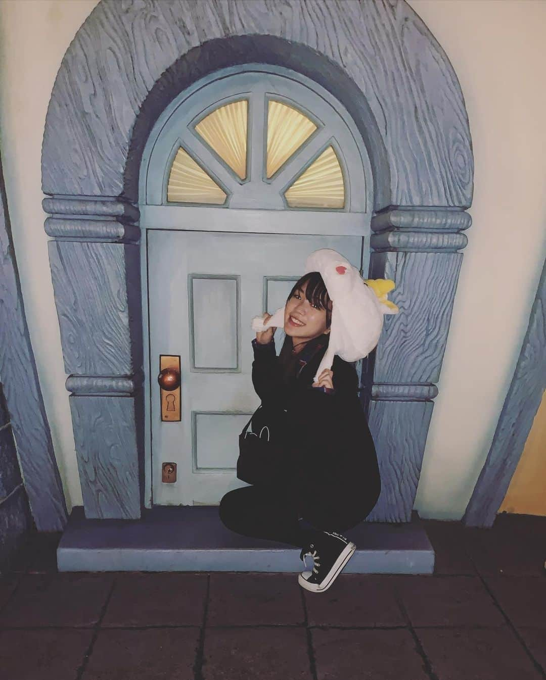 国府田聖那のインスタグラム：「ドアの前で🚪👀﻿ ﻿ ﻿ ﻿ ﻿ #国府田聖那﻿ #Tokyodisneyland﻿」