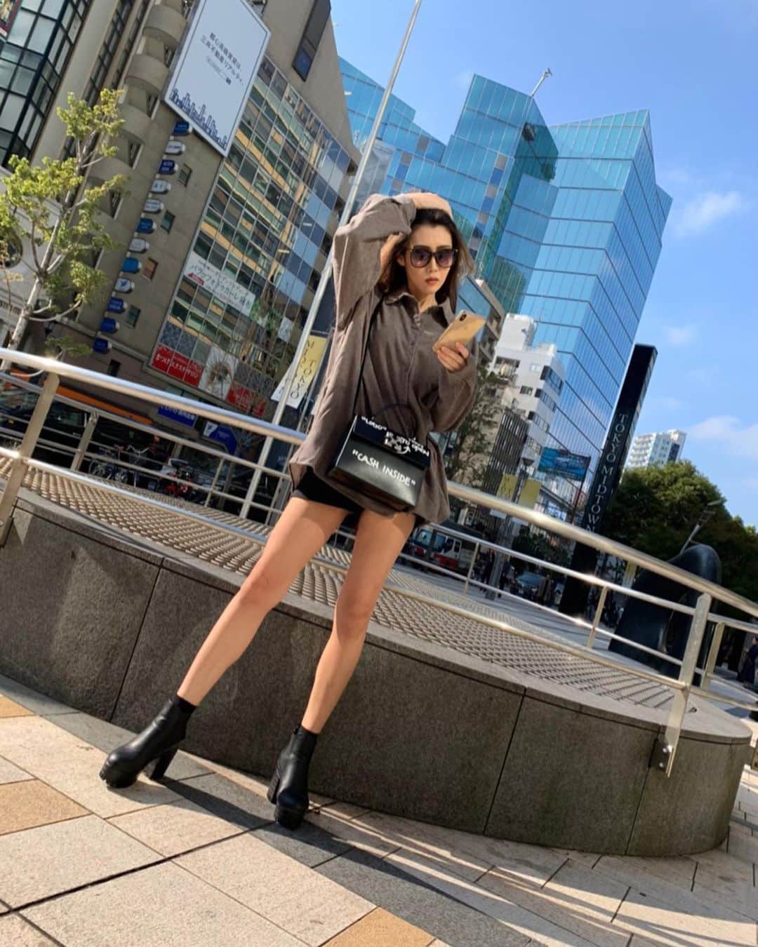 のインスタグラム：「. . だんだん空気が冷たくなってきたけど 昼間陽が当たるとこは暖かいね☀️ 北海道では雪降っててびっくり☃️😱 寒すぎる〜💦 みなさん体調など気をつけて下さいね🥺 今日も一日頑張りましょう🌈 . オーバーサイズの服にハマってる私😎 @7things.official . . #シングルマザー #シンママ #シンママライフ #ママコーデ #シンプルコーデ #オフホワイト  #オフホワイトコーデ #ママでも綺麗でいたい  #ママさんと繋がりたい #ママでも綺麗に  #ootd #outfit #fashion #momcode #momlife  #offwhite #chanel #roppongi #midtown」