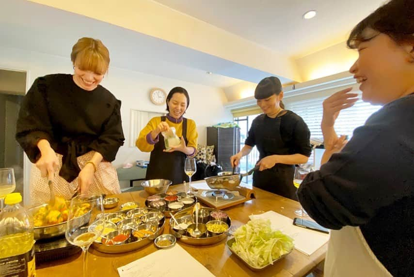 IVANさんのインスタグラム写真 - (IVANInstagram)「* 🍳🥕🥔🌶🍅 👩🏻‍🍳👩🏻‍🍳🍛✨✨ @karami_scoville  The Spice cooking class💖 2回目のカラミちゃんスパイス教室は最高な一時でした♡ #Spicecurry#cookingclass  #karami#love#yum#friends#tokyo#japan #カラミちゃん #スパイス教室 #お料理教室 #最後はまた長居の飲み会 #私だけチャイに夢中で #本当に素敵な時間 #早くお家で作りたい #梢と料理人バトル風 #どっちも勝ち♡ #美味し楽し過ぎました  #素敵な週末を♡」11月15日 10時31分 - fresanaca