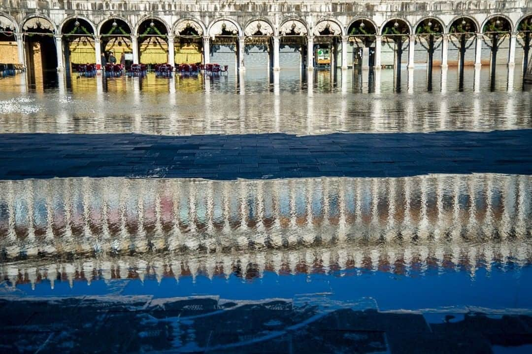 ナショナルジオグラフィックさんのインスタグラム写真 - (ナショナルジオグラフィックInstagram)「Photo by @jodicobbphoto | Heartbreaking floods in Venice yesterday, with 85% of the city under water up to six feet deep. Mayor Brugnaro said the city was "on its knees." I made this image of receding floodwaters in St. Mark's Square in 2008 during another record flood. #Venice #acquaalta」11月15日 10時33分 - natgeo