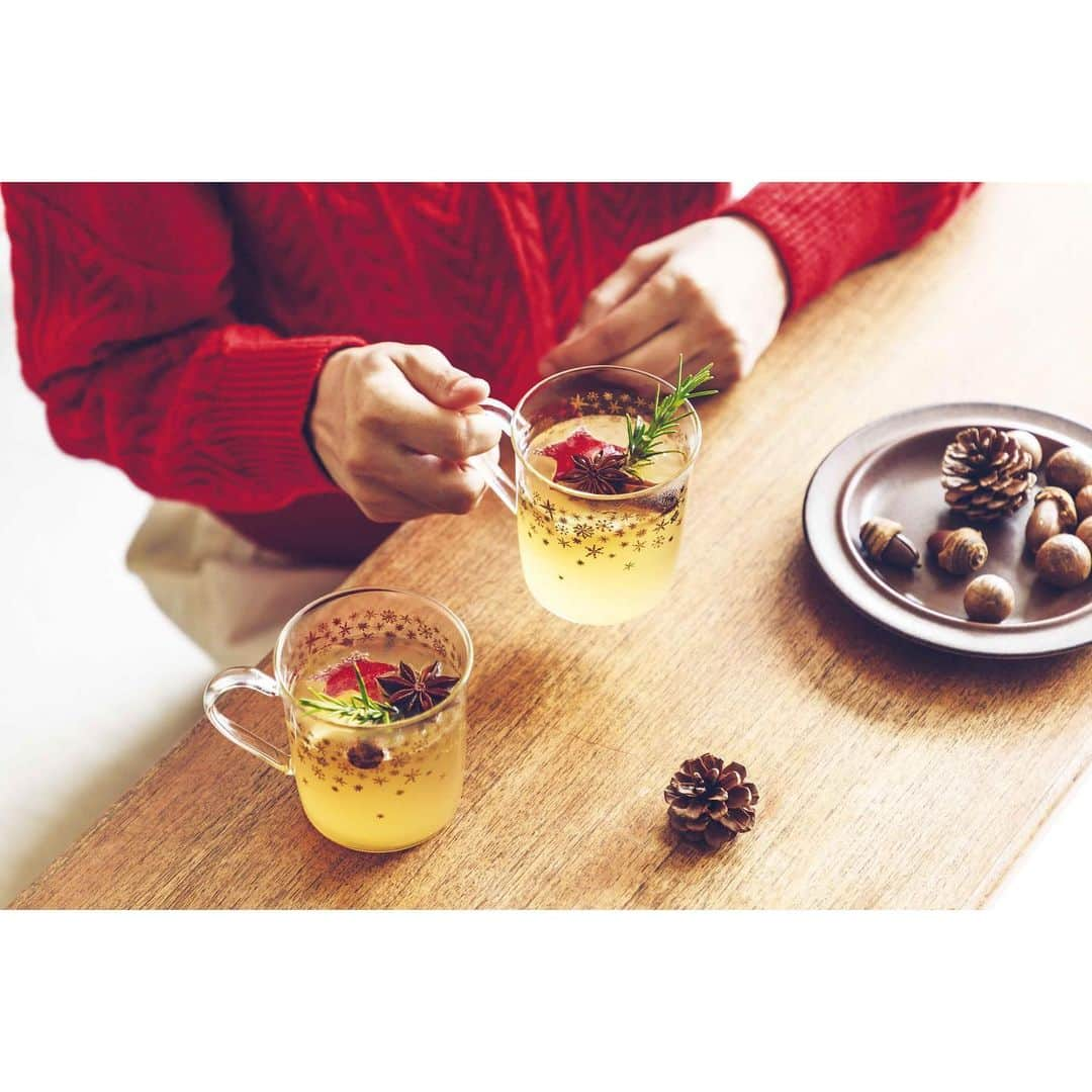 Afternoon Teaさんのインスタグラム写真 - (Afternoon TeaInstagram)「【Share Christmas Spirit】一年で一番ワクワクする季節がやってくる！ #ShareChristmasSpirit #きょうも小さなもので世界を変える #アフタヌーンティーのある暮らし ・ ・ ■ More ways to enjoy christmas! ■ 手軽なひと手間で、クリスマスを象徴するアップルを使ったドリンクやスイーツが楽しめます。クリスマスモチーフのアイテムとともに、パーティシーンを華やかに。お揃いのマグカップで家族との温かな絆も深めましょう。 ・ <１枚目> マッティさんのアートが施された耐熱マグカップは、中身のドリンクによって彩りが楽しめます。お揃いのマグカップで2人の絆は一層深まります。 ・ <２枚目> コースターやLED付きトイをテーブルコーディネイトに加えれば、親しい友人たちとのパーティが一層盛り上がります。 ・ ・ Afternoon Tea LIVINGのクリスマス特別アカウントが登場！クリスマスまでの時間を大切な人とシェアできるよう、楽しみ方や準備のヒントをご紹介したり、公認サンタクロースに質問できる特別企画もご用意！ぜひチェックしてくださいね！ → @afternoontealiving_christmas ・ ・ ・ #AfternoonTeaLIVINGChristmas #AfternoonTeaLIVINGChristmas2019 #ShareChristmasSpirit #Howtoenjoychristmas #AfternoonTea #AfternoonTeaLIVING #アフタヌーンティー #アフタヌーンティーリビング #クリスマス #XMAS #サンタクロース #北欧 #冬 #イベント #クリスマス飾り #クリスマス雑貨」11月15日 10時35分 - afternoontea_official