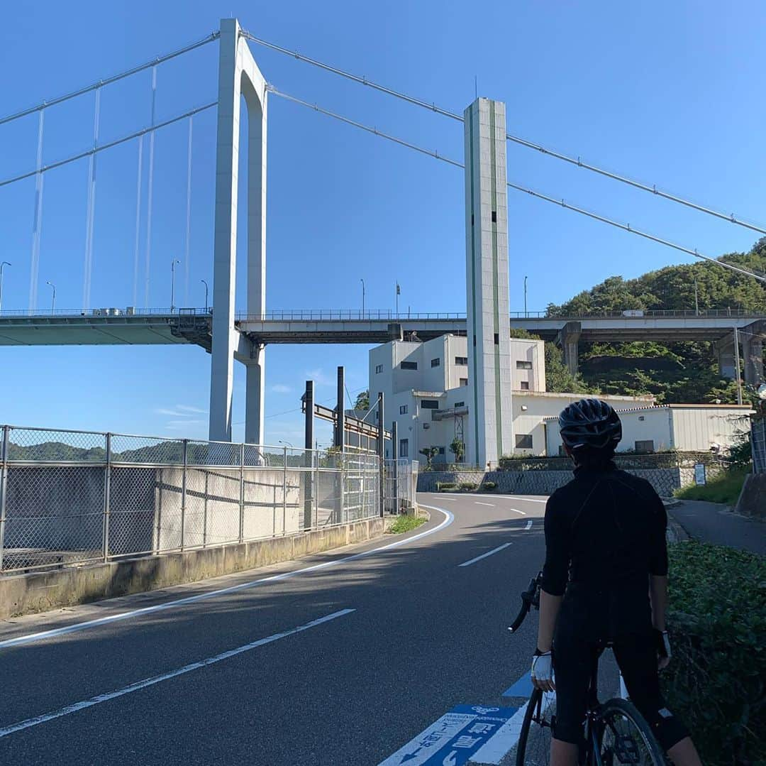 道端カレンさんのインスタグラム写真 - (道端カレンInstagram)「しまなみ海道🚴‍♀️🚴‍♂️ 少し前ですが、しまなみ海道をテレビロケで親子で走って来ました。 2日間かけて、トータル86kmの距離を走るのは息子にとっては初めての経験のため、すっごく疲れたようでしたが、1度も車に乗ることなく自分の力で走り切れたことが何より嬉しかったようです。 また一緒に行きたいな。 オンエアーの日程決まりましたらまた告知致します。 #しまなみ海道　#今治　#尾道　#サイクリング　#ロケ　#mavic」11月15日 10時46分 - karenmichibata