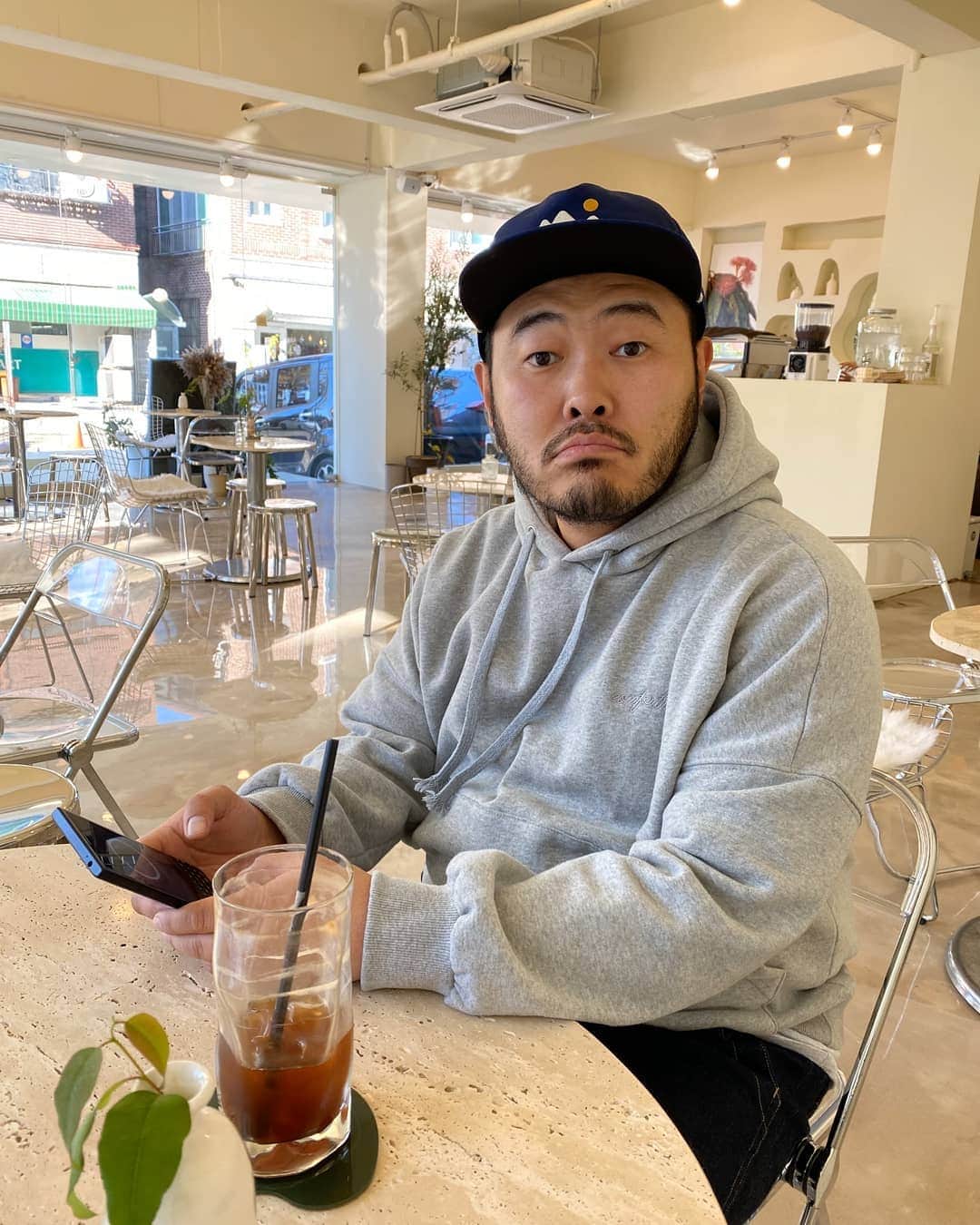 キム・ギバンのインスタグラム：「. 일산 데이트~ 예쁜 카페들이 엄청 많아졌네요~ 이제는 진짜 #기모후드 시즌~ 그래도 아직은 아아..🤣 . #콤포트립」