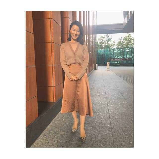 秋元玲奈さんのインスタグラム写真 - (秋元玲奈Instagram)「気づけば今年も残すところ少なくなってきました！ 1日1日を大切に✨  皆さま良い週末を！ #モーサテ #モーニングサテライト #衣装 #仕事服 #モーサテ仲間 #矢内アナ #西野アナ」11月15日 10時43分 - rena_akimoto