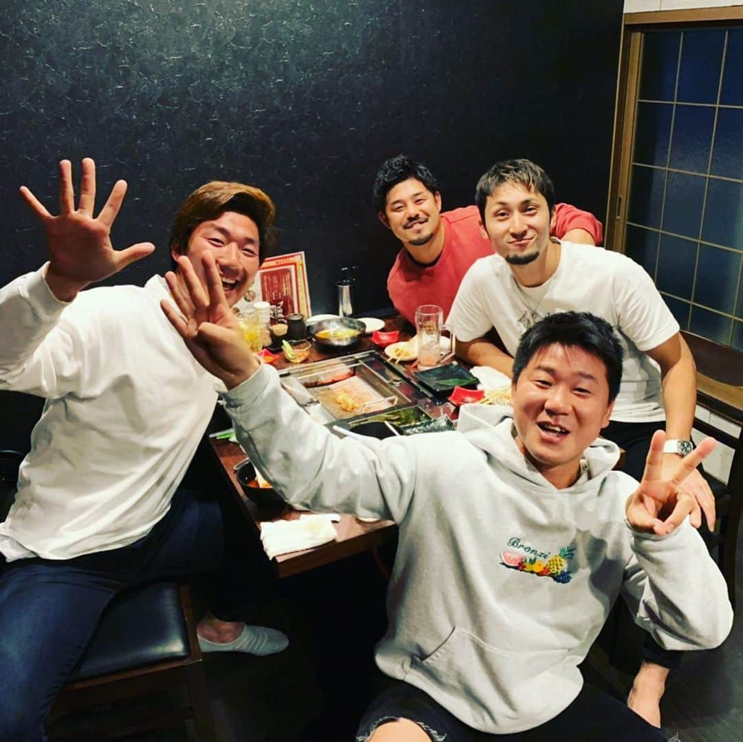 伊藤光さんのインスタグラム写真 - (伊藤光Instagram)「赤間誕生日おめでとう🎂🎉 一緒に移籍してきた後輩です😬 めちゃくちゃいいヤツすぎてみんなから慕われてるし仲良くやってるのでもう心配いらんかな😏  #赤間謙 #あかまけん #セキマ #両膝ガッツリ破れてるけど #コケたわけではありません #誕生日おめでとう #happybirthday #としろーさん #さとし」11月15日 10時45分 - hikaruitoh29