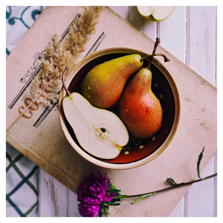 furryrate officialのインスタグラム：「Pears🍐🍽 . . 秋は美味しい物がたくさん😋💘 . たまにはヘルシーに気をつけなきゃ…💭 . .  #furryrate #furry #flower #fasion #pear #autumn #秋 #秋の味覚 #食欲の秋 #healthy #洋梨 #季節の果物 #fruit #sweets」