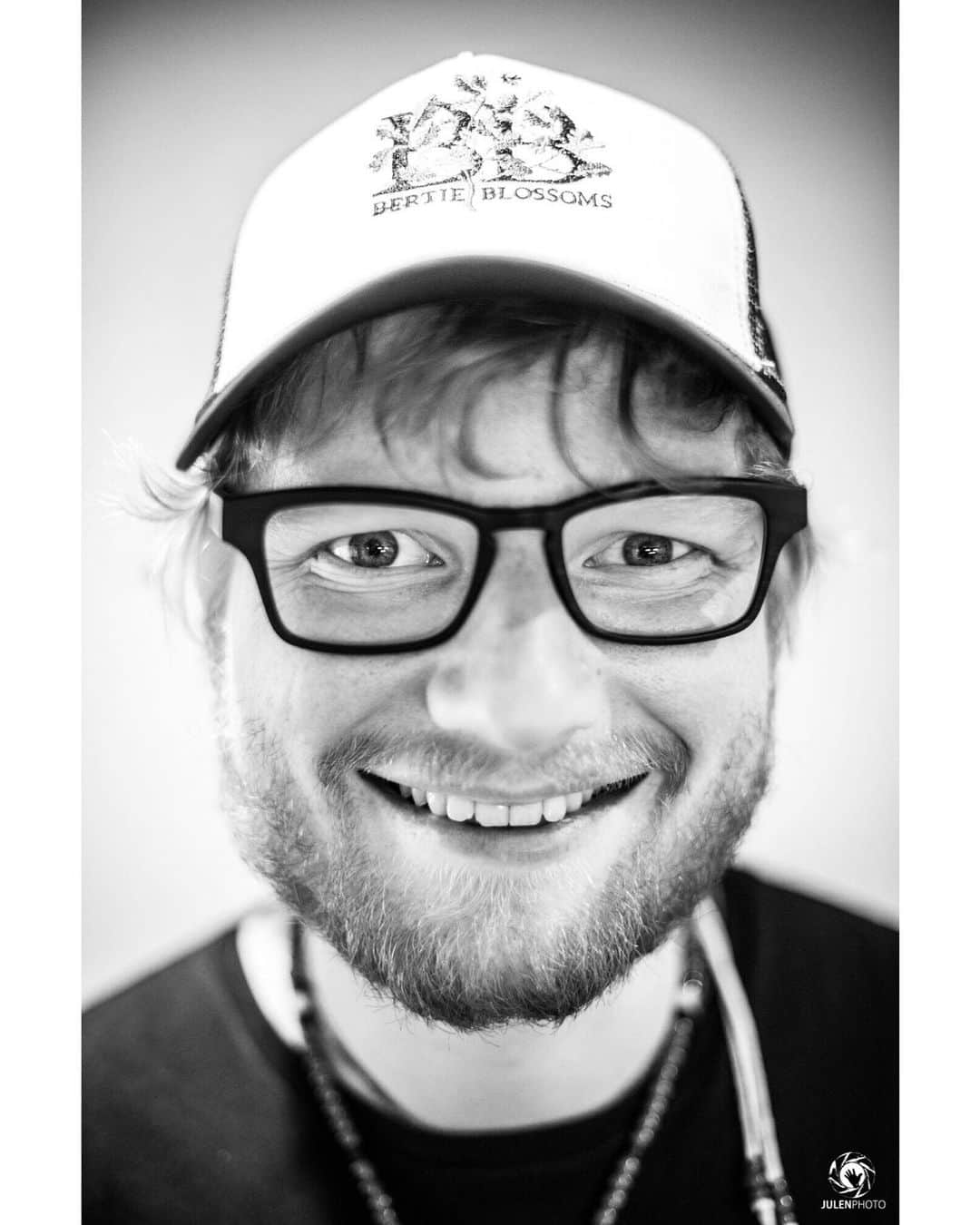 Julen Esteban-Pretelのインスタグラム：「Before @oneokrockofficial’s Yokohama Arena show, where Ed Sheeran played two songs with them, I got to hang out with Ed in his dressing room and even had the opportunity to shoot a quick portrait of him. Thanks @teddysphotos for being such a cool and nice person and for suggesting that I shoot your portrait… and thanks C. for letting me borrow your brand new lens :) #EdSheeran #ONEOKROCK #EyeOfTheStorm #JapanTour #JulenPhoto #TOURDREAMS」