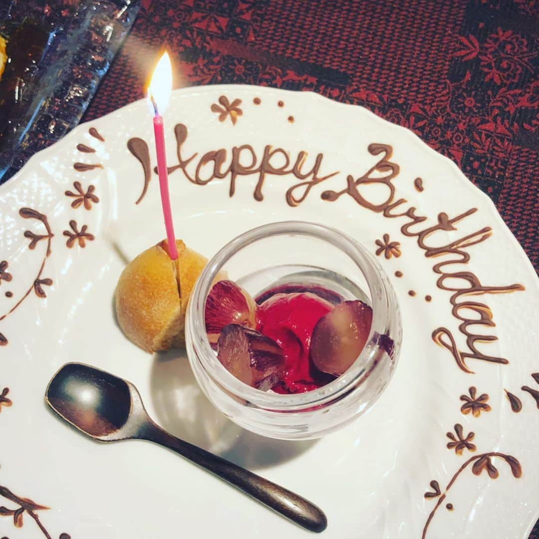 平井喜美さんのインスタグラム写真 - (平井喜美Instagram)「Ｇｒａｔｅｆｕｌ💛❤️💙💚💜 11月13日に誕生日を迎えました🎂（キムタクと同じ😎←絶対言ってしまう） . 当日は仕事だったけど、BOSSがケーキ🎂を買ってきて下さり私にとって一番の仕事仲間からイヤーカフの🎁でお祝いしてもらえたのが幸せでした💛 . 11月は周りにも誕生日の方が多く、specialマンスです💖✨🥂 . . 毎年思うけど…🤭表面だけでなく頭のシワも増やしたい…中身も成長したいと思う日々です。。 がんばろう♡ . . さて、この一年も一生懸命働いて、そして楽しもう💖 . . #誕生日 #感謝 #birthday #cake #instagood #instalove  #love #11月生まれ #11月13日生まれ #teamnovember」11月15日 10時59分 - yoshimi1111