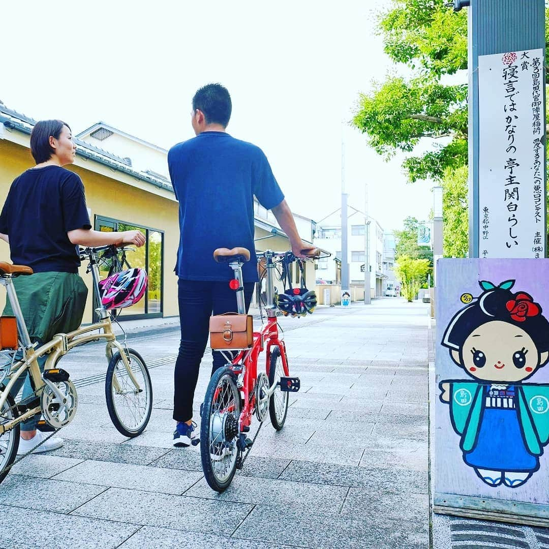 島田市さんのインスタグラム写真 - (島田市Instagram)「カフェハウス「ポプリ」お茶ミルクジャムベースの新感覚ドリンク！  サイクリング企画「茶輪子（ちゃりんこ）」で訪れた素敵なトコロを紹介します。 今回は、カフェハウス「ポプリ」さんを紹介します。 ポプリでは、丁寧に手作りしたお菓子やケーキはもちろん、似顔絵・イラストデコレーションケーキなどを販売しています。 また、静岡産業大学の学生と「お茶！ミルクジャム」を開発。そのお茶ミルクジャムを使用した「お茶！ミルクティー」をいただきました。甘くてお茶の風味もある新感覚でとっても美味しいドリンクでした。アイスもホットもできますよ。 7種の緑茶を味わえる「島田DEいっぷく」も体験できるお店です。 近くのおび通りや御陣屋稲荷などの散策もオススメです！  #茶輪子 #サイクリングプロジェクト #ちゃりんこ #島田市緑茶化計画 #greentea #お茶 #緑茶 #ポプリ #お茶ミルクジャム #島田DEいっぷく #お茶ミルクティー #お茶トースト #food #drink」11月15日 11時01分 - shimadacity_shizuoka_official