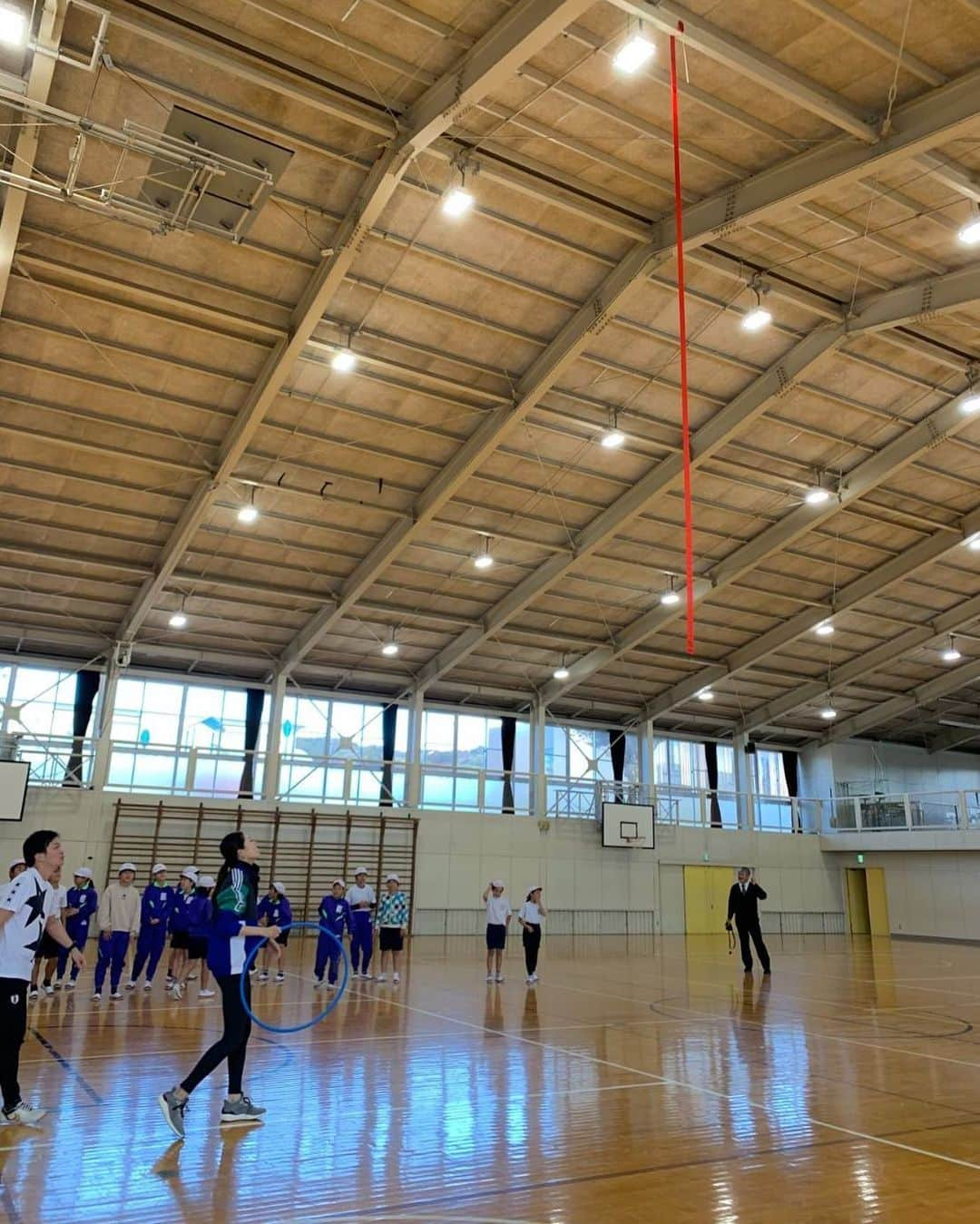 坪井保菜美さんのインスタグラム写真 - (坪井保菜美Instagram)「🏫中之条小学校 夢先生してきたよ。  みんなにリボンを見せてあげてたら、体育館の天井に引っかかってしまい、ハプニング、ハプニングで、みんなで大笑い。私が1番笑ったよ😂 ・ 子供から、失敗は成功のもと‼️ と言われ、そうや。 失敗は成功のもと…失敗は成功のもと…と唱えたよね。  なんだ、みんなの方がしっかりしてるじゃん😂🙌🏻 優しく励ましてくれた中之条小学校のみんな、ありがとうね🌱 ・ #群馬 #中之条 #中之条小学校 #小学校 #夢先生  #新体操 #リボン #夢 #失敗は成功のもと #ありがとう」11月15日 11時14分 - honamitsuboi