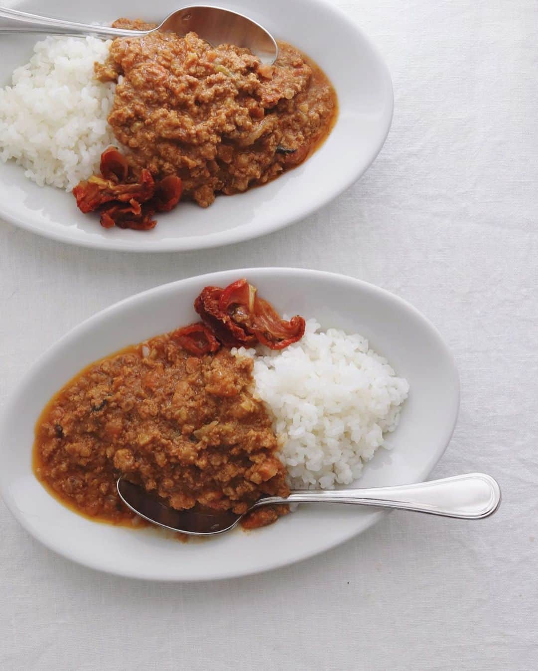 樋口正樹さんのインスタグラム写真 - (樋口正樹Instagram)「Keema Curry 🍛 . 野菜の旨味たっぷりの 美味しいキーマカレー、 HOSHIKOの新商品で、 アレンジレシピなどを お手伝いしていまーす。 👉@hoshiko_dryvege . これ、熊本県産10種の野菜とりんどうポークのキーマカレーで、甘みと旨味が凝縮された乾燥野菜（トマト・玉ねぎ・キャベツ・にんにく・人参・セロリ・小松菜・生姜・白菜）と良質な脂の「くまもとりんどうポーク」のひき肉をたっぷり使ったオリジナルのキーマカレーです。小麦粉を使わず、れんこんのすりおろしでとろみをつけ、添加物も加えずに、素材そのもののおいしさを引き出し、10種類以上のスパイスで本格派のキーマカレーです。グルテンフリー&旨味調味料不使用です！今なら二子玉川の蔦屋家電さんでもお買い求め頂けます。  詳しくは、 HOSHIKO公式アカウント リンクからご覧ください。 👉@hoshiko_dryvege . . #キーマカレー #カレー #カレーライス #グルテンフリー #熊本野菜 #乾燥野菜 #りんどうポーク #蔦谷家電 #Keemacurry #curry #hoshiko #glutenfree #dryvegetables」11月15日 11時19分 - higuccini