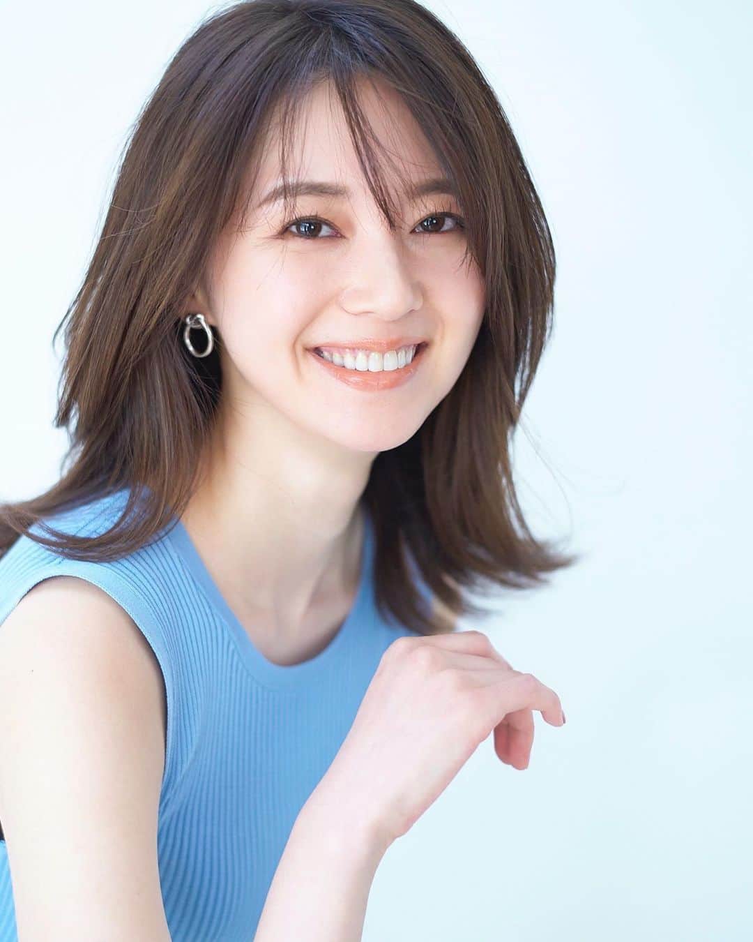 橋本まゆのインスタグラム：「爽やかに水色 ﻿ 宣材写真用に久しぶりに作品撮りをしました﻿ 髪の毛切ってからやっとね❤️ ﻿ #作品撮り#photography#fashion#model」