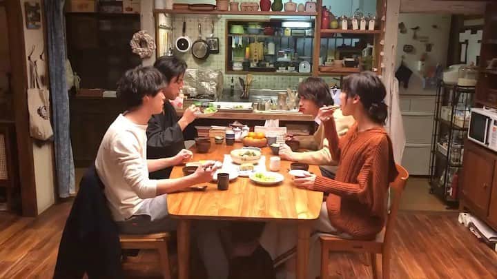 のインスタグラム：「#沙羅✍️ 藍くんが作ってくれるごはんは本当においしい🍽😋✨ しかも、私のために薬膳料理に挑戦してくれてるの🥺 なんてできた弟なの❣️ みんな夢中で食べちゃう(笑) ごちそうさまでしたっ🙏 * #もぐもぐ花巻家🏠 #4分間のマリーゴールド #よんまり #藍ごはん #ありのままの、食卓 #今夜10時からは第6話 #福士蒼汰 #菜々緒 #桐谷健太 #横浜流星 #tbs」