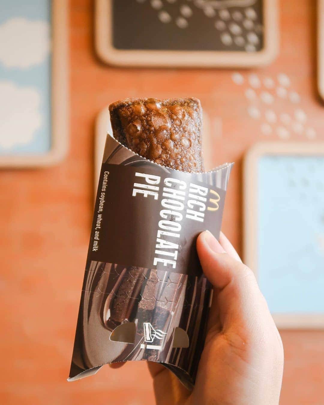 McDonald's Philippinesのインスタグラム：「@jerepelente8 really showed that beautifully fried cocoa-flavored crust.🤤 Have it delivered hot and fresh at your doorstep too! ❤️」