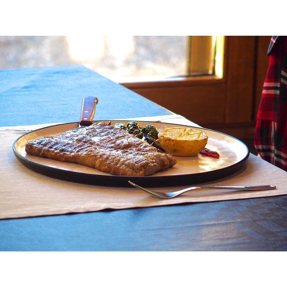 朝日放送「朝だ！生です旅サラダ」さんのインスタグラム写真 - (朝日放送「朝だ！生です旅サラダ」Instagram)「@edayuri_official 夕食は、村で評判のレストランへ！ #ピレネーの伝統料理 が味わえます😋 . まずは、この地方に伝わる家庭の味 キノコをパスタで包んだお料理です‼︎ これが物凄い美味しいのですよ。 パスタはもっちもち。 キノコはトロットロで濃厚で最高でした♥︎ . 続いてはステーキ‼︎ この地域で育てた牛のステーキです🐄 とってもジューシーで美味！ . 素晴らしい景色と美味しい料理、 そして地元の美味しいワイン🍷 最高のひと時を過ごしました💕 _ #最高の景色の中 #ワイン と #美味しい料理 #ごちそうさまでした #秋の味覚 #キノコ #エルファイ #El Fai #タウイ #Taüll #スペイン #España _ #ABCテレビ #朝日放送テレビ #生放送 #土曜朝 #8時 #朝だ生です旅サラダ #旅サラダガールズ #江田友莉亜  #海外 #旅 #travel #trip」11月15日 11時42分 - tabisalad