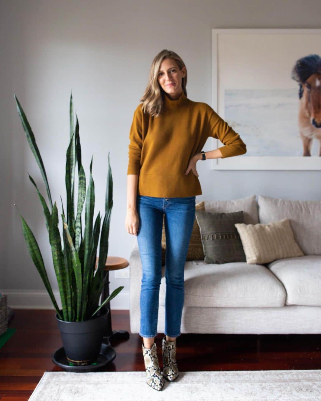 Anna Jane Wisniewskiのインスタグラム：「Currently sitting in bed, feeling very overwhelmed with everything right now. Work, life, and my 35th birthday looms next week. I also think the fact that I RSVP’d yes to two events tomorrow and also made another commitment (and can only attend one of those things now) has something to do with it. But what put me over the edge is the fact that I can’t figure out, for the life of me, how to merge my GD google calendars.  About to get a landline and dial up and call it quits for a week 😬 #thegoodolddays #sos #everlane http://liketk.it/2GV9U #liketkit @liketoknow.it」