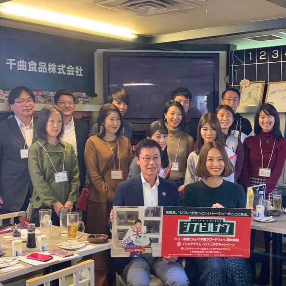 倉本康子さんのインスタグラム写真 - (倉本康子Instagram)「🌟 昨日は「シブビルナウ」という 新橋のニュー新橋ビルの商店会と 中野の中野ブロードウェイの商店会が 主催の企画で ニュー新橋ビルの体験ツアーでした！ 開業50年ほど経つニュー新橋ビルは 新橋駅前のランドマーク的存在で 渋いお店が沢山入っています。 居酒屋さんも100軒以上！ 商店会会長からのご説明を伺いつつ 体験ツアーにご参加くださった皆様と一緒に 貴重な建造物でもある ニュー新橋ビル内を見て回りました。 最後には皆さんと乾杯！ 宴も楽しかったです！ ニュー新橋ビル通になりたいですー！ #ニュー新橋ビル #貴重な建造物 #建築物好きにはたまらない  #インスタ映えポイント沢山 #シブビルナウ  #ツアー参加者の皆様との会話も楽しかった」11月15日 11時45分 - yasuko_kuramoto_yakko