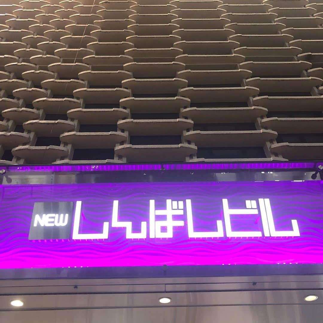 倉本康子さんのインスタグラム写真 - (倉本康子Instagram)「🌟 昨日は「シブビルナウ」という 新橋のニュー新橋ビルの商店会と 中野の中野ブロードウェイの商店会が 主催の企画で ニュー新橋ビルの体験ツアーでした！ 開業50年ほど経つニュー新橋ビルは 新橋駅前のランドマーク的存在で 渋いお店が沢山入っています。 居酒屋さんも100軒以上！ 商店会会長からのご説明を伺いつつ 体験ツアーにご参加くださった皆様と一緒に 貴重な建造物でもある ニュー新橋ビル内を見て回りました。 最後には皆さんと乾杯！ 宴も楽しかったです！ ニュー新橋ビル通になりたいですー！ #ニュー新橋ビル #貴重な建造物 #建築物好きにはたまらない  #インスタ映えポイント沢山 #シブビルナウ  #ツアー参加者の皆様との会話も楽しかった」11月15日 11時45分 - yasuko_kuramoto_yakko