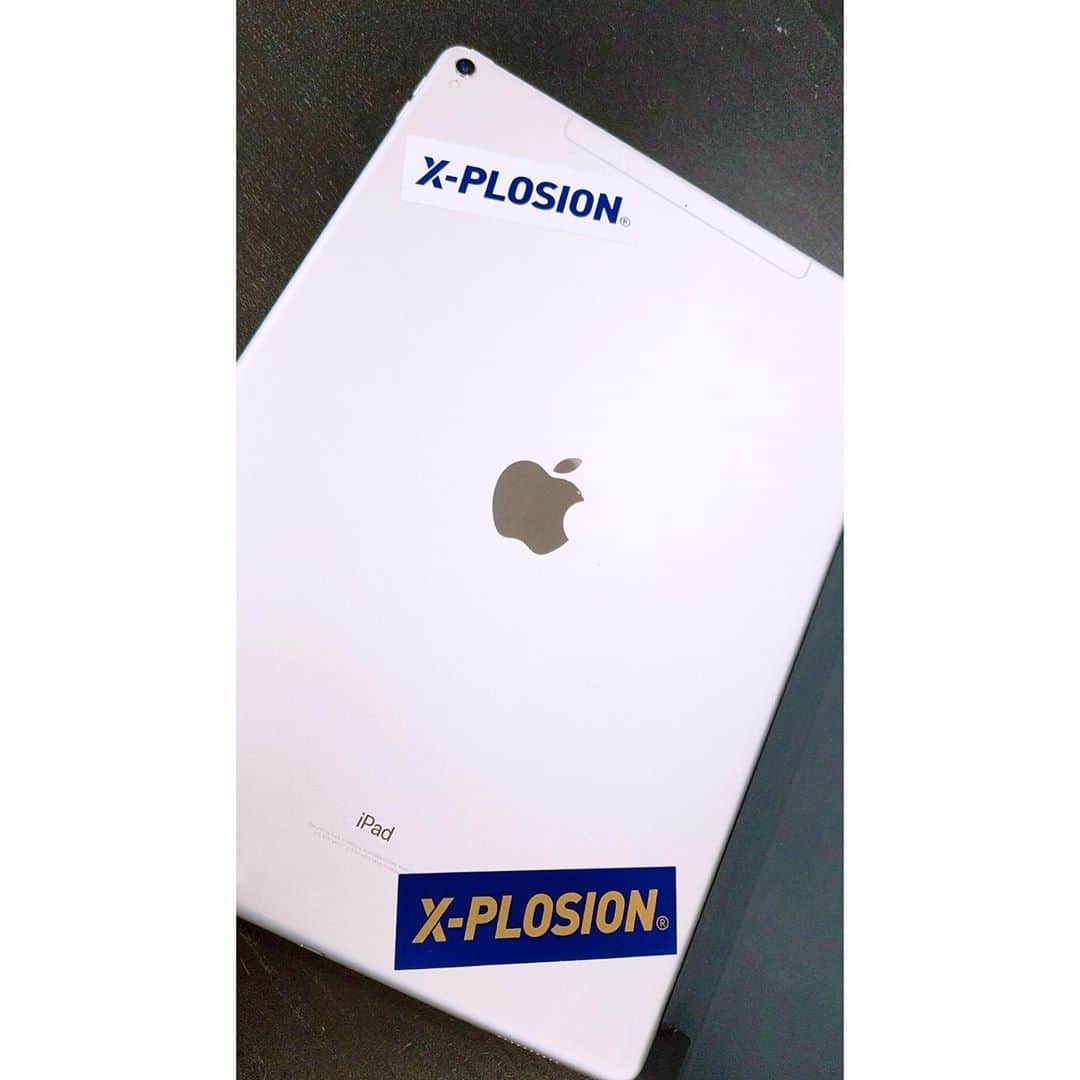 X-PLOSIONさんのインスタグラム写真 - (X-PLOSIONInstagram)「X–PLOSIONのステッカー ． こんにちは！エクスプロージョンです！ ． 昨日荷造りをしていて気づいたのですが、X–PLOSIONステッカーいろんなところに貼ってあるな。と ． スーツケース・スマホ・iPadなどなど... ． ステッカーは何色かあるので、物によって色を変えて貼るのが楽しいです♪ ． ． スマホは透明のケースを買って、ステッカーは直接貼らずに挟むだけにしています😌 ． 最近はずっと黒×ゴールドのステッカーを入れているんです💕 ． 皆さんもぜひステッカー活用して下さいね🙌 ． ． いつもいいねやコメント、ストーリーへの掲載ありがとうございます♪ ． 次の投稿もお楽しみに… . ． 【女性限定！】横浜で一緒に合同トレしませんか？？ エクスプロージョン女子と一緒にトレーニングしたい女性の方大募集！気になる方はメッセージ下さい！ ． #エクスプロージョン#xplosion  #エクスプロージョンプロテイン #プロテイン #ホエイプロテイン #プロテイン女子 #たんぱく質  #アミノ酸 #ステッカー #筋肉 #筋肉女子 #筋トレ #筋トレ女子 #筋トレ動画 #トレーニング #トレーニング動画 #training  #workout #マッチョ #ムキムキ #ベンチプレス  #スクワット #powerlifting #パワーリフティング #デッドリフト #エナジードリンク #スマホケース #パソコン」11月15日 11時56分 - x_plosion_protein