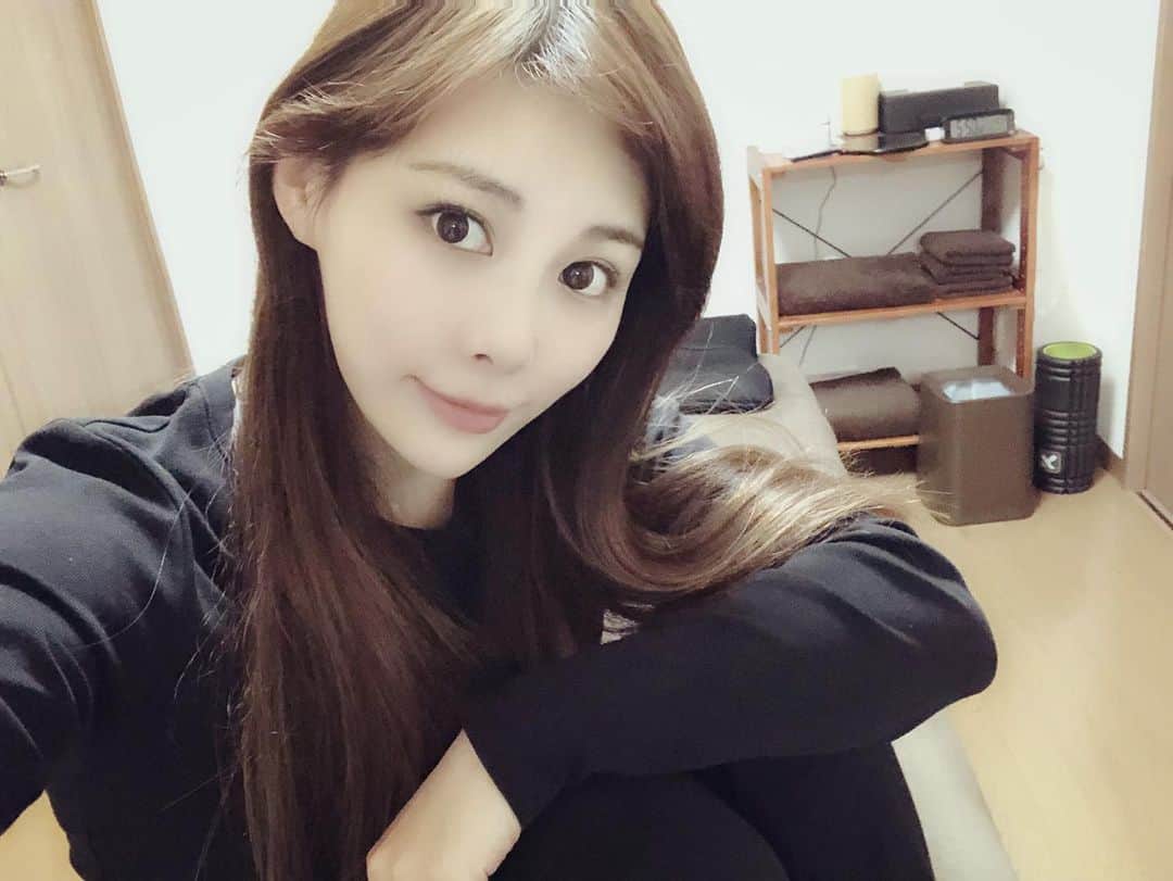 美馬怜子のインスタグラム：「オリンピック金メダリストにも専属でついていた先生をご紹介いただき✨ . 小顔と全身の矯正に行ってきましたー😃💖 . 終わったあとの、ふーっ痛かった🤣って顔です笑 . 一回でも、姿勢が良くなって顔周りシュッてした💖 . 筋肉をゴリゴリほぐしてくれるので、痛気持ちいいの好きな人にオススメだよ💕 . #小顔矯正 #美容矯正 #五反田 @peaks.gotanda」