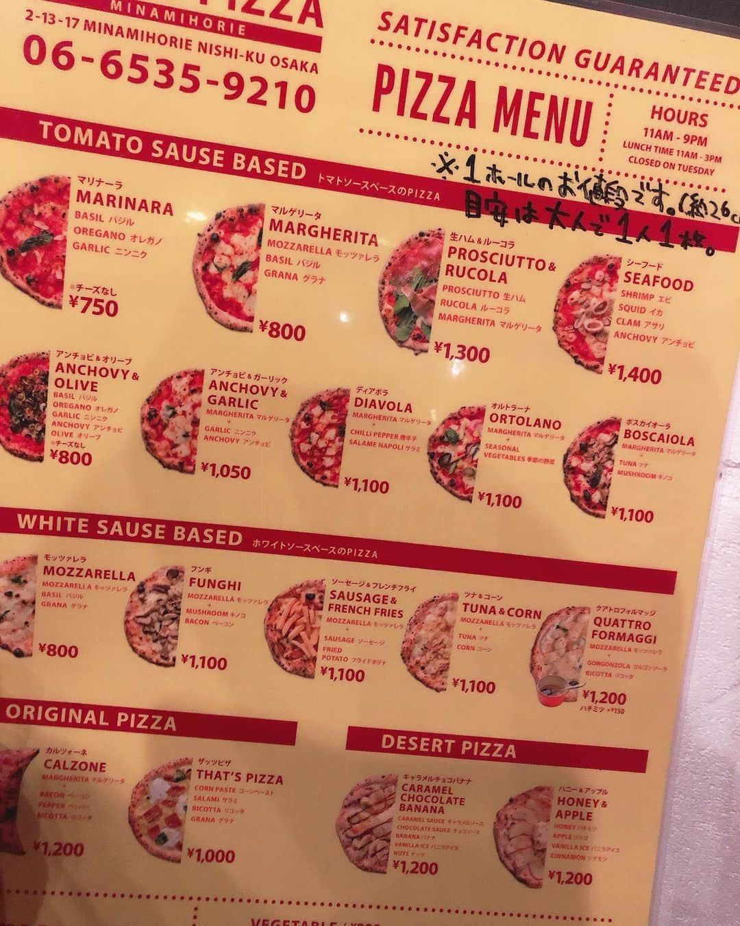 奥本健さんのインスタグラム写真 - (奥本健Instagram)「前回の大阪、食レポ ※ハッピーストリート(阿弥陀池公園前のとこを指すらしい※ガクヤバーガーさん命名‪??‪𐤔)にて @thatspizza__minamihorie 🍕さん 店長さんand俺👨🏻‍🍳ᵃⁿᵈ🧢 pizza美味かったーｯｯｯ 全然、2枚イケる😋🍕✨ 食後に外でプクッて🚬たら わざわざ店長さんがご挨拶に来て下さいました。 お忙しいのに気を使わせてしまいすいません😅  ちょろッとお話し 昔、同じ時期(在籍時😂)に活動していた Earthという女の子ダンスボーカルユニットと店長さんのお姉ちゃん？が同級生で…んであーだこーだ‪𐤔でとりあえず俺らのLiveも観てくれてたとの事…(だいぶはしょりました‪𐤔) 覚えてくれて、声掛けとか嬉しいねぇ‪、うん また俺の知らないピースが見つかりました😁 happy people♪♪ᵃⁿᵈunity 𓁅𓀙𓀤𓀠𓀥𓀠𓀤𓀀𓀀☮️ あと大阪入りした日に どーしてもカレー食べたかったので、東心斎橋界隈で探して入った @dekkaocurry さん こちらも美味かったー スリランカっつったかな カレーはどーしても食べたかった日なので美味しいカレーにありつけて良かった‪𐤔 buttahさんも次こそ行こう👳🍛 viva職人👨🏻‍🍳👨🏻‍🌾✨ #thatspizza  #minamihorie  #アンチョビガーリック #うまま #dekkaocurry  #美味いもんを食う #ハッピーストリート  追伸 相変わらず田家は ŧ‹"ŧ‹"( ´⚰︎` )ŧ‹"ŧ‹"ŧ‹"ŧ‹"( ´⚰︎` )ŧ‹"ŧ…ﾔｯﾍﾞｪŧ‹"ŧ‹"( ´⚰︎` )ŧ‹"ŧ‹" でしたよ‪𐤔‪𐤔‪𐤔😂」11月15日 11時50分 - ken_okumoto