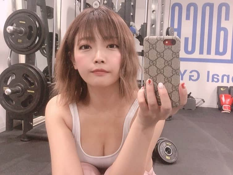 藤田恵名さんのインスタグラム写真 - (藤田恵名Instagram)「昨日はトレーニングゥウウウウ (@t.balance) トレーナーさんのTシャツと色同じ丸😳 筋肉痛をも楽しむ！！！ 健康とは無関係な毎日を送っていますがデトックスしたら心が穏やかになるんご😋😍💪💪💪 #パーソナル #ジム」11月15日 11時53分 - enamelchan