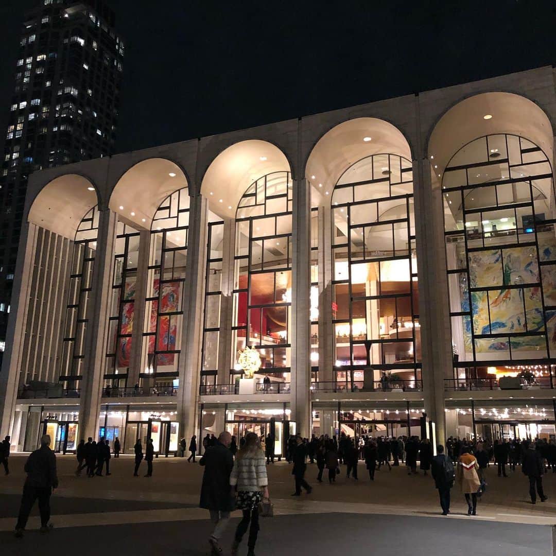 スーザン・ルッチさんのインスタグラム写真 - (スーザン・ルッチInstagram)「LINCOLN CENTER taking my breath away!!! Walking into the magnificent Metropolitan Opera House tonight—the iconic architecture, the chandeliers—the Marc Chagall’s!!! And inside—the music!!! Puccini’s passionate La Boheme!!! #pinchme」11月15日 12時04分 - therealsusanlucci