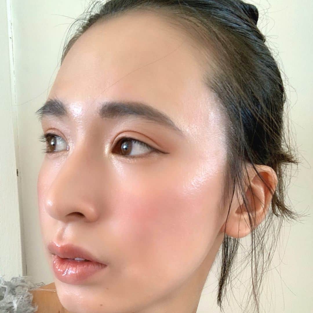 持永真実のインスタグラム：「今日のメイク﻿ ﻿ ﻿ BBをササっと塗って﻿ @chanel.beauty ボーム エサンシエル トランスパランでツヤツヤに✨﻿ チークとアイシャドウもパウダーを使わずにクリームタイプのものでツヤ感アップさせたよ☺︎﻿ ﻿ ﻿ #艶肌 #ツヤ肌 #濡肌 #makeup」