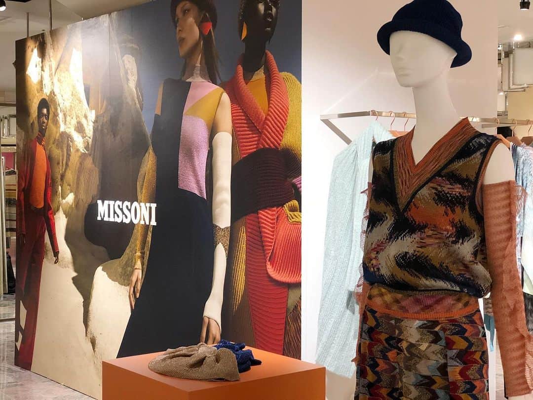 ISETAN PARK netさんのインスタグラム写真 - (ISETAN PARK netInstagram)「＜ミッソーニ＞2019秋冬コレクションよりニットやコートを中心に幅広いアイテムをご紹介✨﻿ 柄が特徴的な＜MISSONI＞の新たな一面を見せてくれるスタイリングから、ポップアップ限定アイテムとしてケープやコートなどが登場！﻿ https://www.isetan.mistore.jp/shinjuku/shops/luxury/luxury/shopnews_list/shopnews014.html﻿ ﻿ ＜MISSONI＞ POP UP STORE﻿ 2019.11.13 wed - 11.19 tue﻿ 伊勢丹新宿店本館4階＝センターパーク/ザ・ステージ#4﻿ ﻿ @missoni﻿ #missoni #isetan #fashion﻿ #ミッソーニ #ニット #コート #ファッション #新宿伊勢丹 #伊勢丹新宿店 #新宿 #伊勢丹新宿」11月15日 12時00分 - isetan_shinjuku
