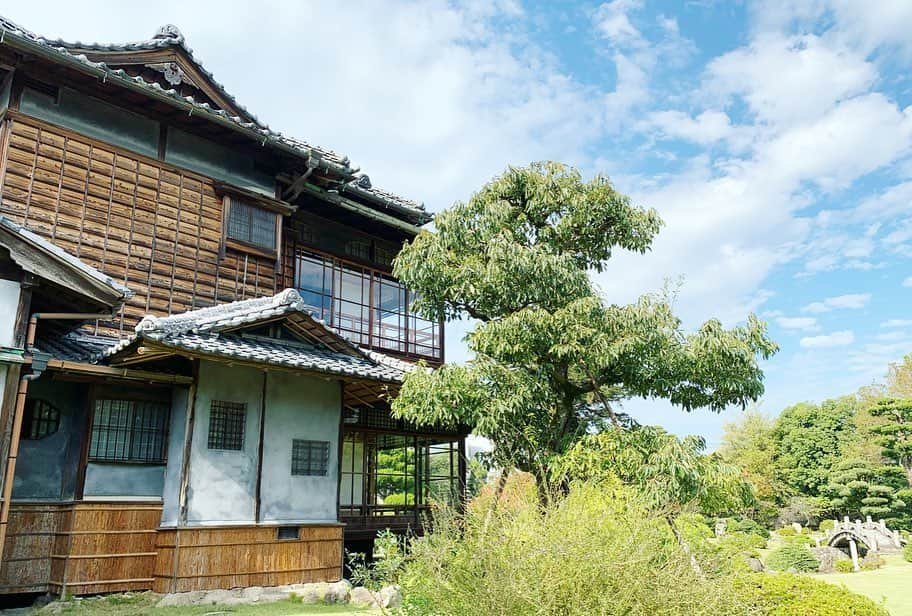 樋口智恵子さんのインスタグラム写真 - (樋口智恵子Instagram)「My great-great-grandfather’s house in Fukuoka.He was a coal-mine owner(Meiji to Showa Era). . . . . 高祖父である伊藤伝右衛門のお家へ。母は子供の頃ここによく訪れては隠れんぼをしていたそうです。 白蓮さんの為に建てたこのお家は、実業家としての顔とはまた違った一面を感じることができ、あたたかい気持ちになりました。 . その後は祖父も伝右衛門さんと同じお墓に入っているのでお墓参りに行き、そして大好きな祖母のいる病院へ。 すっかり小さくなってしまったけれど、大好きなチョコレートを持って行ったらニコニコと食べてくれました。 海外旅行と家族に料理を振舞うことが大好きな祖母。私が舞台に出ると必ず二回は観に来てくれた祖母。 私は祖母と鼻の形がそっくりだなぁとか、いつも"ご機嫌よう"と挨拶する時の柔らかな声とか、若い頃の祖父母はどんな感じであのお屋敷のお庭をあるいていたのかなぁとか、毎年クリスマスに焼いてくれたチョコレートケーキのクリームの味や、私が大好物のコートレッドチキンを揚げているときの後姿...そんな取り止めもないことを思い巡らせながら、すぐに目蓋を閉じてしまう祖母の横顔を見つめていました。福岡に来て良かったです。 . . . . #伊藤伝右衛門 #花子とアン #柳原白蓮 #故郷 #福岡 #福岡旅行 #fukuoka #japanesegarden #日本建築 #architecture #japanesearchitecture #denemonito #国指定重要文化財　#importantculturalproperty」11月15日 12時00分 - chieko_higuchi