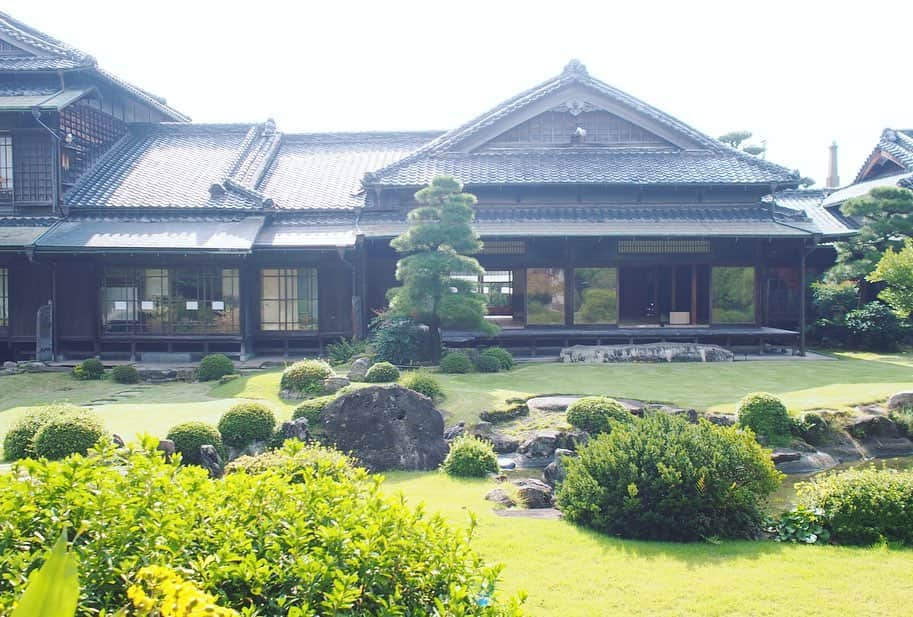 樋口智恵子さんのインスタグラム写真 - (樋口智恵子Instagram)「My great-great-grandfather’s house in Fukuoka.He was a coal-mine owner(Meiji to Showa Era). . . . . 高祖父である伊藤伝右衛門のお家へ。母は子供の頃ここによく訪れては隠れんぼをしていたそうです。 白蓮さんの為に建てたこのお家は、実業家としての顔とはまた違った一面を感じることができ、あたたかい気持ちになりました。 . その後は祖父も伝右衛門さんと同じお墓に入っているのでお墓参りに行き、そして大好きな祖母のいる病院へ。 すっかり小さくなってしまったけれど、大好きなチョコレートを持って行ったらニコニコと食べてくれました。 海外旅行と家族に料理を振舞うことが大好きな祖母。私が舞台に出ると必ず二回は観に来てくれた祖母。 私は祖母と鼻の形がそっくりだなぁとか、いつも"ご機嫌よう"と挨拶する時の柔らかな声とか、若い頃の祖父母はどんな感じであのお屋敷のお庭をあるいていたのかなぁとか、毎年クリスマスに焼いてくれたチョコレートケーキのクリームの味や、私が大好物のコートレッドチキンを揚げているときの後姿...そんな取り止めもないことを思い巡らせながら、すぐに目蓋を閉じてしまう祖母の横顔を見つめていました。福岡に来て良かったです。 . . . . #伊藤伝右衛門 #花子とアン #柳原白蓮 #故郷 #福岡 #福岡旅行 #fukuoka #japanesegarden #日本建築 #architecture #japanesearchitecture #denemonito #国指定重要文化財　#importantculturalproperty」11月15日 12時00分 - chieko_higuchi