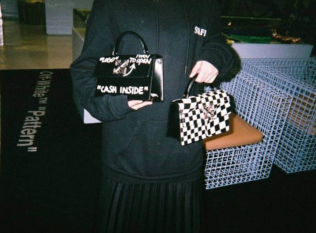 OFF-WHITE C/O VIRGIL ABLOHさんのインスタグラム写真 - (OFF-WHITE C/O VIRGIL ABLOHInstagram)「[staff photo] 1.4 jitney bag via @off___white___bangkok」11月15日 12時00分 - off____white