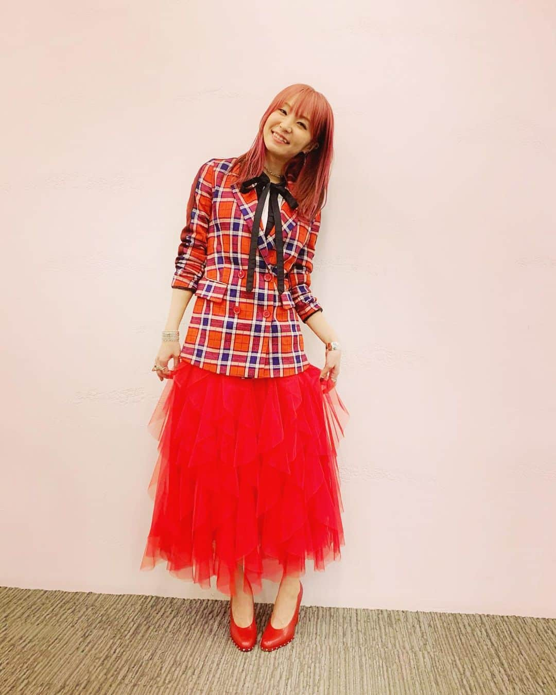 LiSAさんのインスタグラム写真 - (LiSAInstagram)「‪おはよーっ☻‬ ‪紅白歌合戦の発表から沢山のお祝いの言葉をいただいて嬉しいです。LiSAにとって嬉しいこの日を一緒に喜んでくれる皆が居るっていうのはとても幸せだなぁ。と、ひしひしと感じていました。ありがとう。 　#NHK紅白歌合戦  初出場の記者会見は、‬お祝いの紅とお決まりのチェックで私らしく登壇させていただきました。紅いパンプスもスタッズ付き✯髪も赤いから全体的に赤い🔴紅組の勝利を願って🏆 ‪そして本日もNHK様で公開収録です。遊びにきてくれる皆様、よろしくお願いします☻‬ #LiSA #りさふく　#くばちゃまコーデ　#Benetton #MILKBOY #lilLilly #Valentino」11月15日 12時03分 - xlisa_olivex