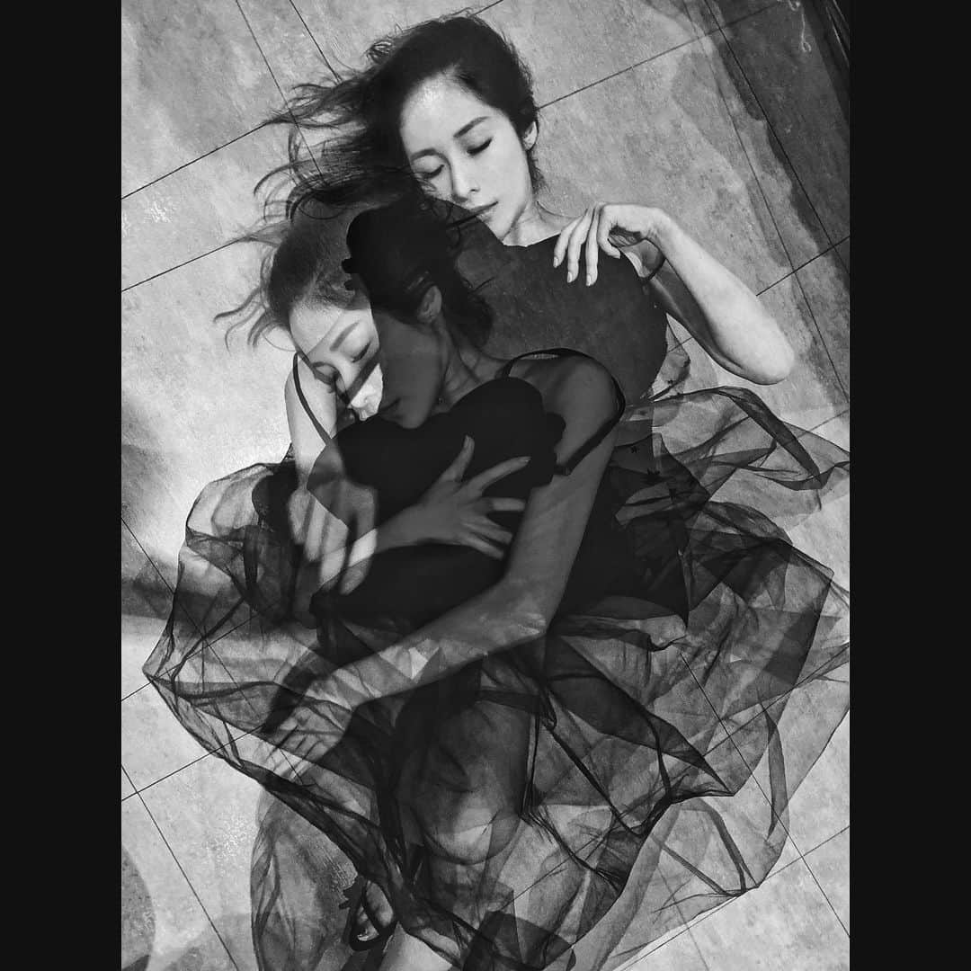 エルヴァ・シャオのインスタグラム：「Let’s Celebrate Our Anniversary . On the road of life, it’s not where you go but who you’re with that makes the difference.  讓我們一起慶祝屬於我們的20週年紀念日。在人生的道路上，不同的不是你去了哪裡，而是你和誰在一起。  #蕭亞軒出道20週年 #NAKEDTRUTH赤裸真相」