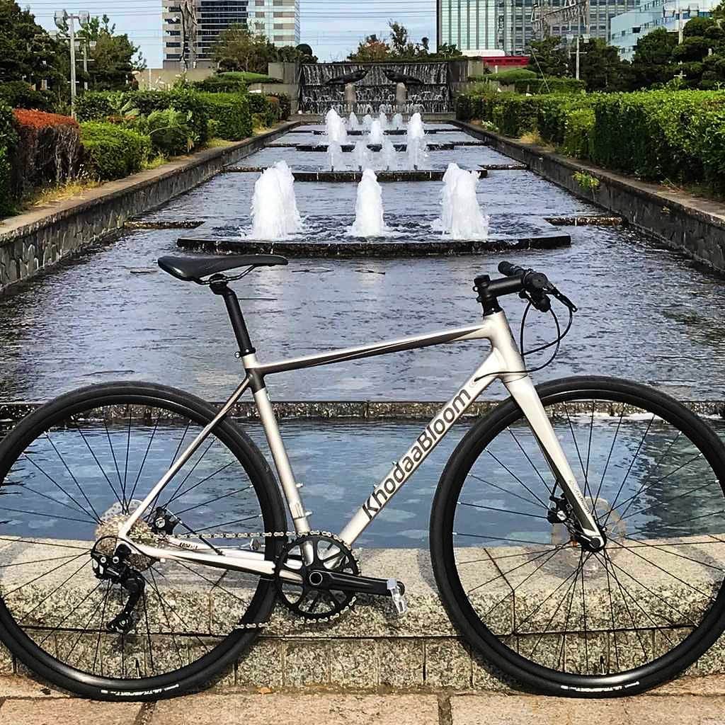 KhodaaBloomのインスタグラム：「街を最速で駆け抜けるフラットバーディスクロード #STRAUSSDISCFLAT10﻿ ﻿ 乗りやすいジオメトリー、最上級のEAST SLアルミフレーム、街に溶け込むシンプルなデザインワーク、特別なバイクを求めるあなたに。﻿ ﻿ #KhodaaBloom #STRAUSS #EASTSL﻿」