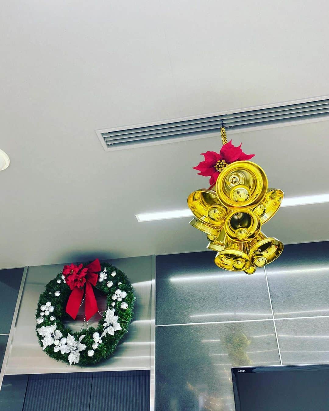 滋慶おもてなし&ブライダル・観光専門学校さんのインスタグラム写真 - (滋慶おもてなし&ブライダル・観光専門学校Instagram)「‪足を一歩踏み入れたらそこはクリスマス の世界🎄✨ 皆さん、本校のクリスマス装飾が完成しました😍  エントランスには薔薇をあしらったツリーに、ソリに乗ったサンタ、エレベーター前にはプレゼントボックス🎁  オープンキャンパスでは体験授業と一緒にクリスマスパーティーも開催していますので、是非クリスマス一色の本校に是非遊びに来て下さい❄️ こちらからも予約可能ですよ😄  https://www.jikei-hospitality.ac.jp/event/e-xmas2019.html ‪#大阪ウェディングアンドホテル観光専門学校‬ #大阪 #学生 #専門学校 #ホスピタリティ #おもてなし #接遇 #温かい気持ち #ありがとう #学ぶ #意欲 #楽しい #明るい #学友 #friends #instagood #instalike #勉強  #クリスマス #装飾 #クリスマスパーティー」11月15日 12時06分 - jsh_osaka