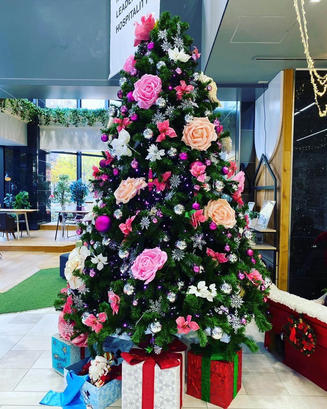 滋慶おもてなし&ブライダル・観光専門学校さんのインスタグラム写真 - (滋慶おもてなし&ブライダル・観光専門学校Instagram)「‪足を一歩踏み入れたらそこはクリスマス の世界🎄✨ 皆さん、本校のクリスマス装飾が完成しました😍  エントランスには薔薇をあしらったツリーに、ソリに乗ったサンタ、エレベーター前にはプレゼントボックス🎁  オープンキャンパスでは体験授業と一緒にクリスマスパーティーも開催していますので、是非クリスマス一色の本校に是非遊びに来て下さい❄️ こちらからも予約可能ですよ😄  https://www.jikei-hospitality.ac.jp/event/e-xmas2019.html ‪#大阪ウェディングアンドホテル観光専門学校‬ #大阪 #学生 #専門学校 #ホスピタリティ #おもてなし #接遇 #温かい気持ち #ありがとう #学ぶ #意欲 #楽しい #明るい #学友 #friends #instagood #instalike #勉強  #クリスマス #装飾 #クリスマスパーティー」11月15日 12時06分 - jsh_osaka