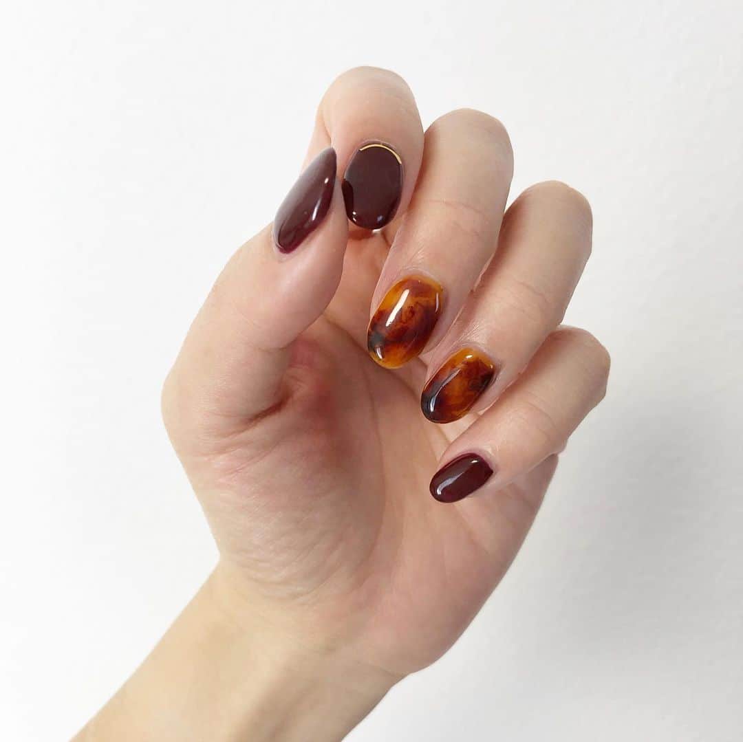 のインスタグラム：「✳︎ ニューネイル💅✨ . 左右それぞれ2本ずつ（左は中指＆薬指、右は親指＆薬指）べっ甲にしてもらいました。ネイリストの千葉さん、いとも簡単にサラサラ〜って描いてくれるのが見てて気持ちいい😆 （1枚目がほぼ実際の色味） . 秋カラーは今回が最後かな〜 . . #シンプルネイル #秋ネイル #秋ネイルデザイン  #進藤シンプルネイル ←アーカイブ」