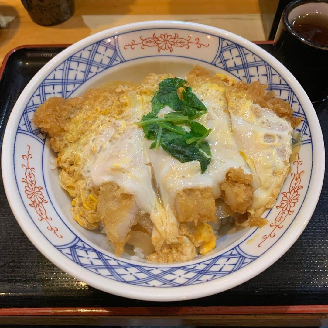 くろさんのインスタグラム写真 - (くろInstagram)「ロースかつ丼🍚500円 #ロースかつ丼 #katsudon #立呑みとんかつまるや #ランチは座れます #とんかつまるや #かつ丼 #カツ丼 #新橋ランチ #新橋駅前ビル #新橋駅前ビル1号館 #新橋駅前ビル1号館1階 #ワンコインランチ #サラリーマンの味方 #朝のスタバ代の方が高いw」11月15日 12時11分 - m6bmw