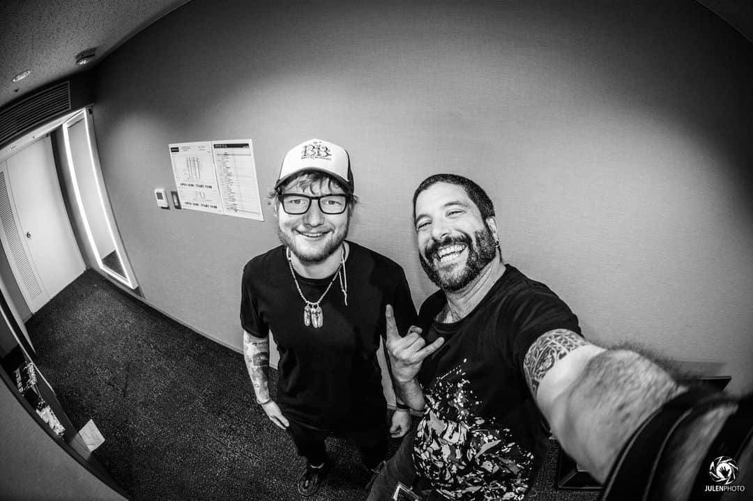 Julen Esteban-Pretelさんのインスタグラム写真 - (Julen Esteban-PretelInstagram)「Couldn’t help myself and had to take a selfie with Ed Sheeran in Yokohama Arena 🤣  #EdSheeran #JulenPhoto #TOURDREAMS」11月15日 12時11分 - julenphoto