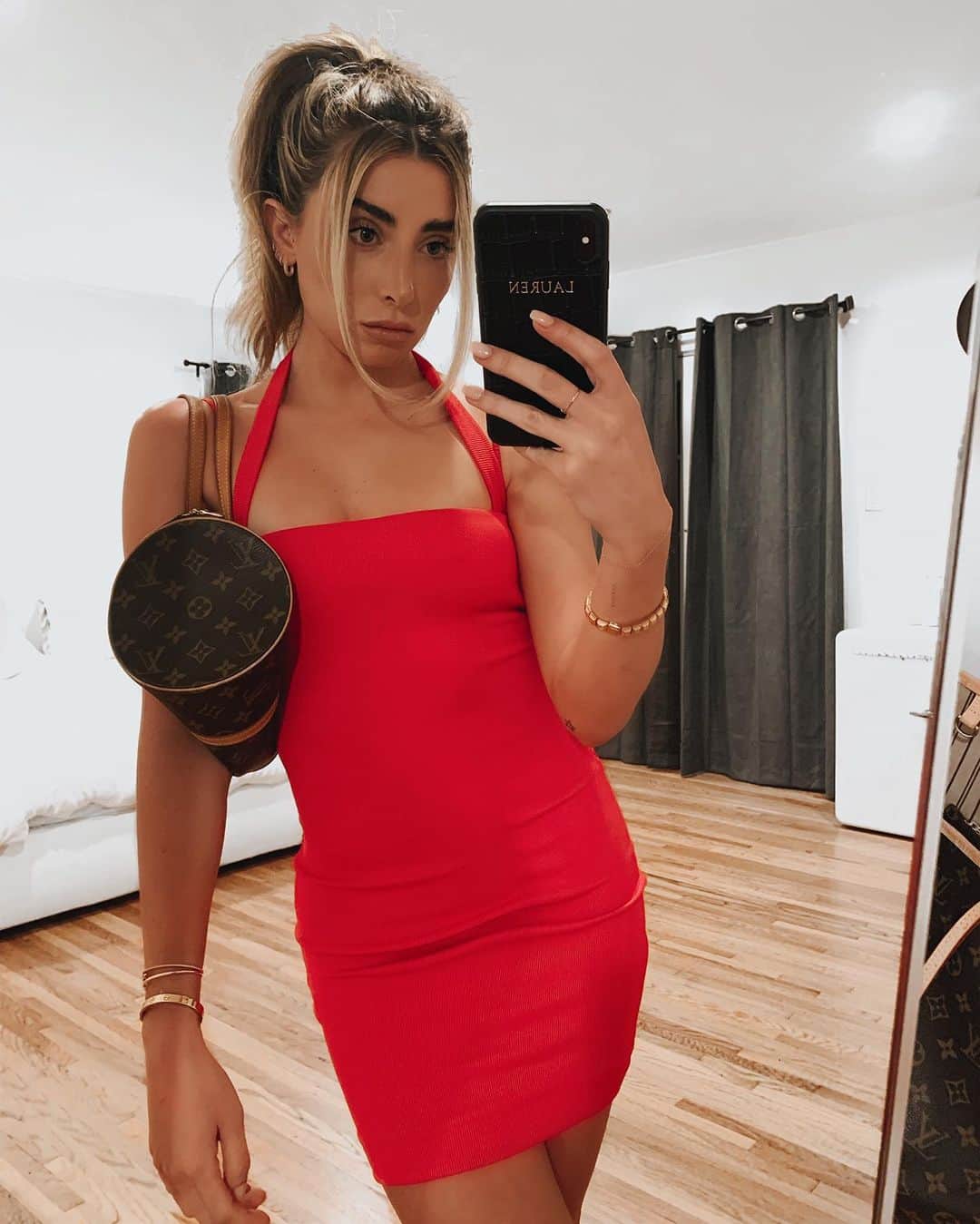 Lauren Elizabethのインスタグラム：「Long time no mirror pic. Hi, how are ya 👋🏼 @revolve」