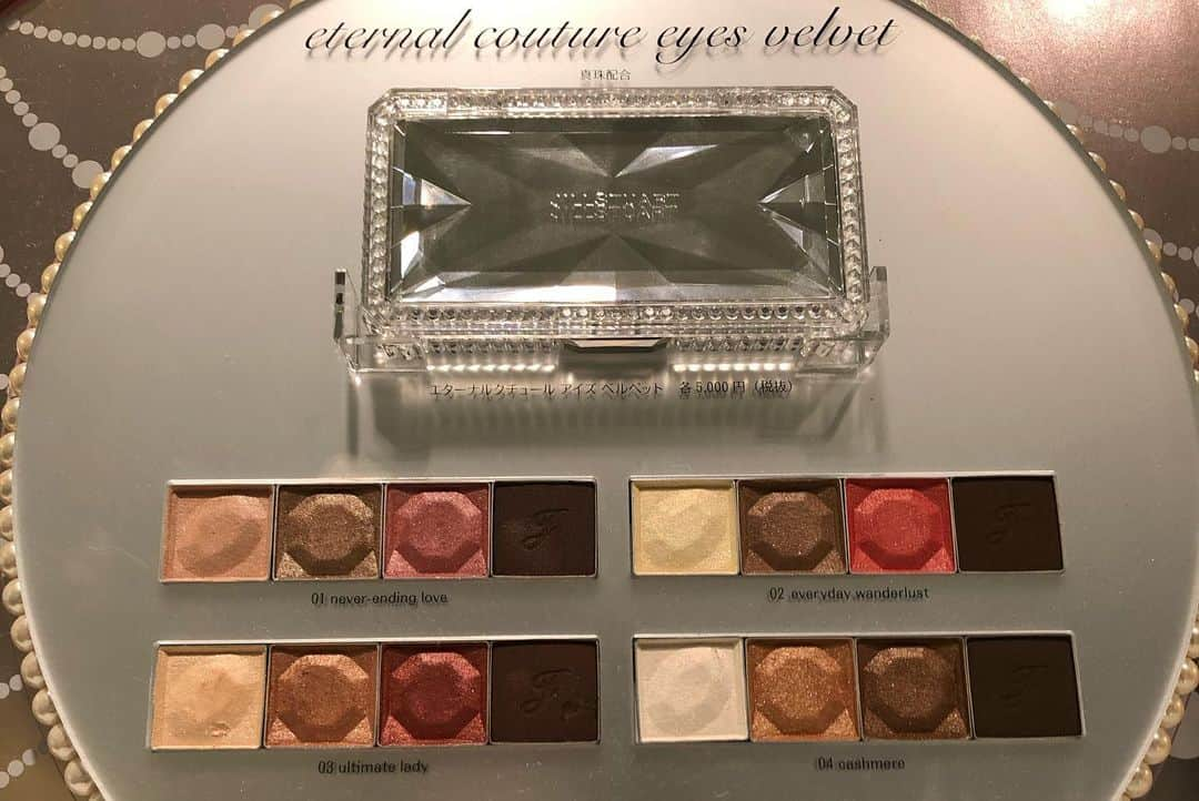 Jill Stuart Cosmetics Japanさんのインスタグラム写真 - (Jill Stuart Cosmetics JapanInstagram)「Eternal couture eyes Velvet/ shimmer IDR 798.000 .  An eye palette with 4 colours that creates a pearl-like, pure and translucent look with luxurious shimmer.  What it does: The colours in this palette contain Eternal Pearl; pearl in powder form that creates a premium, . Ready shimmer 1. Everlasting memories 2. Last kiss 3. Timeless joy 4. Morning wish 5. Eyernal pearl . Eternal couture eyes Velvet . An eye colour palette in four colours that radiate with a pearl-like glow and premium lustre. . What it does: This eye palette decorates the lids with thin layers of superb gradation, creating lustrous and translucent eye looks. It contains Eternal Pearl; . Ready velvet 1. Never ending love 2. Everyday wonderlust 3. Ultimate lady 4. Cashmere . #jualjillstuart#jualjillstuartmakeup#jualkuasmakeup#tokobatam#batamtoko#muabatam#batamolshop#olshopbatam#batam#tokokosmetik#jualbrush#jualsigma#jualan#jualanku#jualsephora#jualchanel#jualladuree#jualkosmetikbatam#jualeyeliner#jualmascara#juallipstick#jualmurah#jualankaka#makeupartistbatam#jualmakeup#jualkosmetikori#jualetude#jualladureekosmetik#jualkosmetikjepang#jillstuartlooseblush」11月15日 12時30分 - jillstuart.beauty